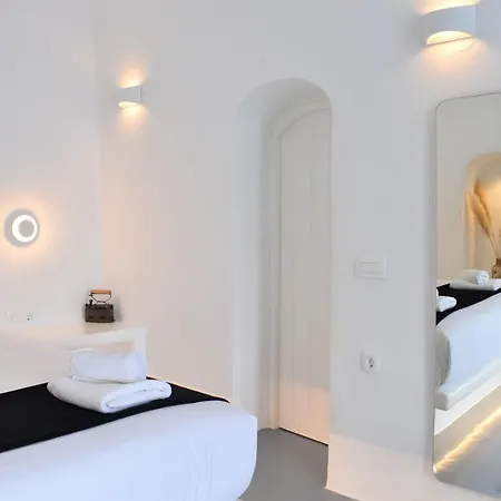 Oinos Luxury Caldera Villa *