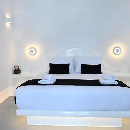Oinos Luxury Caldera Oia (Santorini)