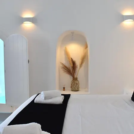 Oinos Luxury Caldera Oia (Santorini)