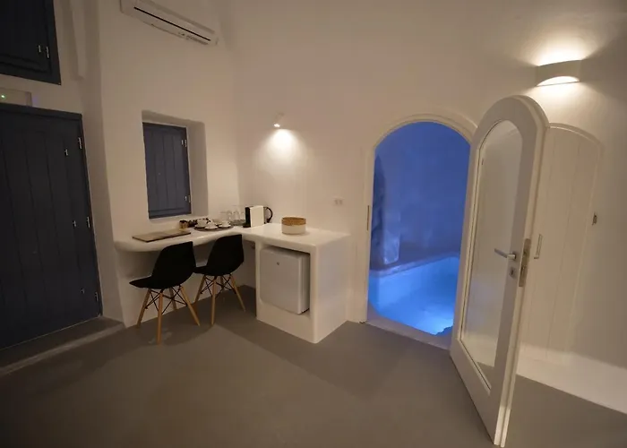 Oinos Luxury Caldera Villa *