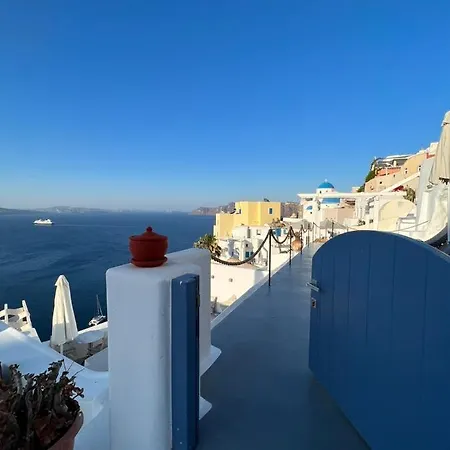 Oinos Luxury Caldera Villa